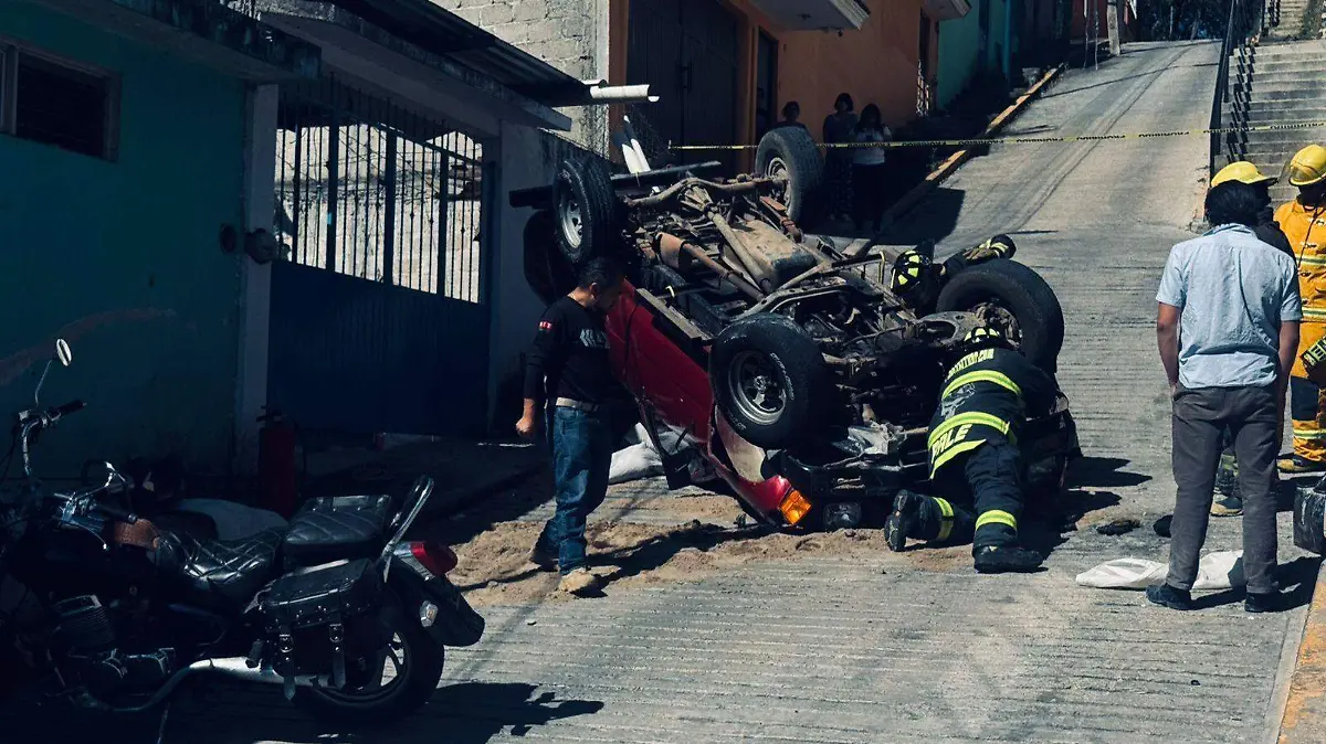 Volcadura en la colonia Benito Juárez de Xalapa moviliza a cuerpos de emergencia